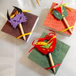 Block notes con matita in maschera